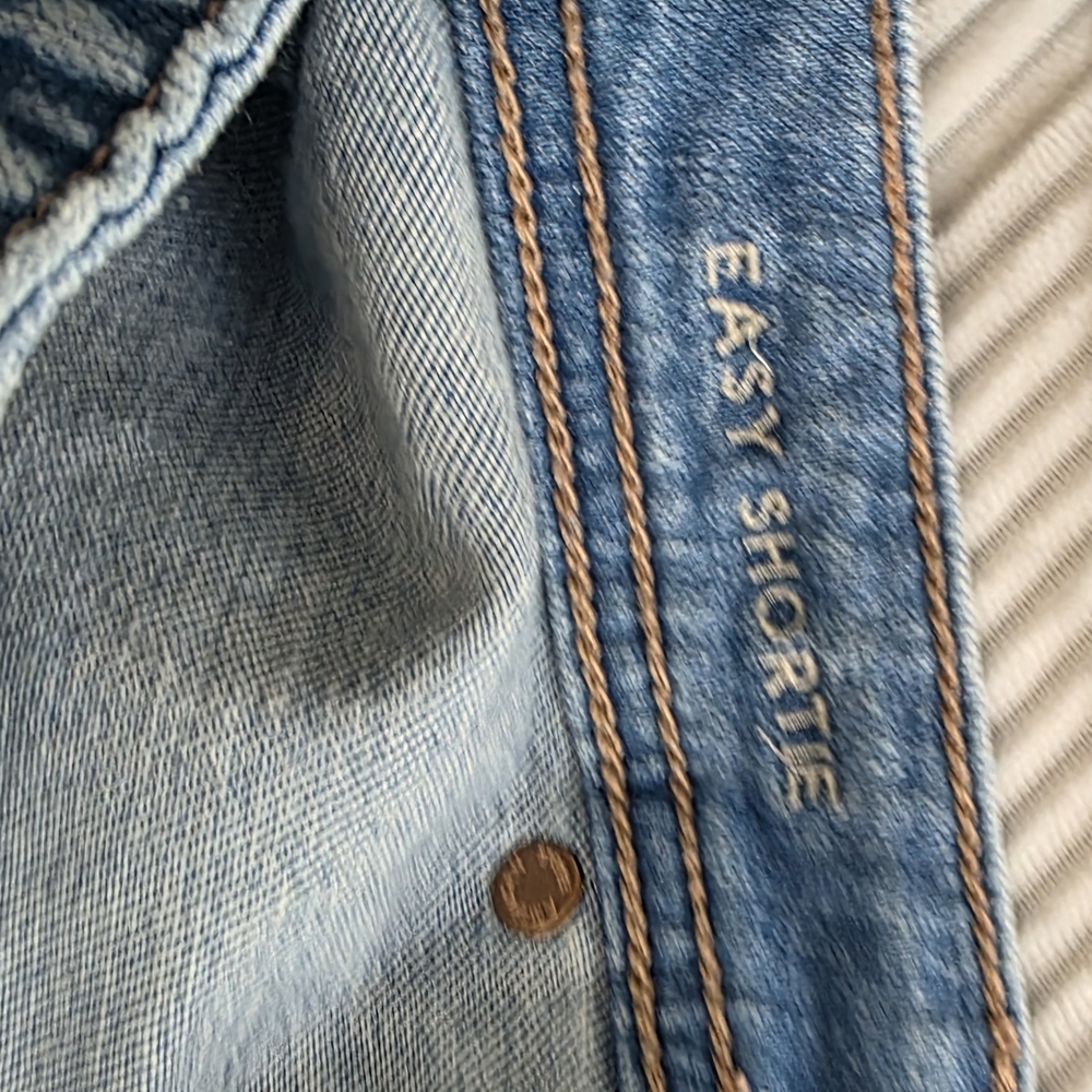 American Eagle Outfitters Light Wash Denim Easy Shortie Roll-Cuff Shorts - Picture 4 of 6